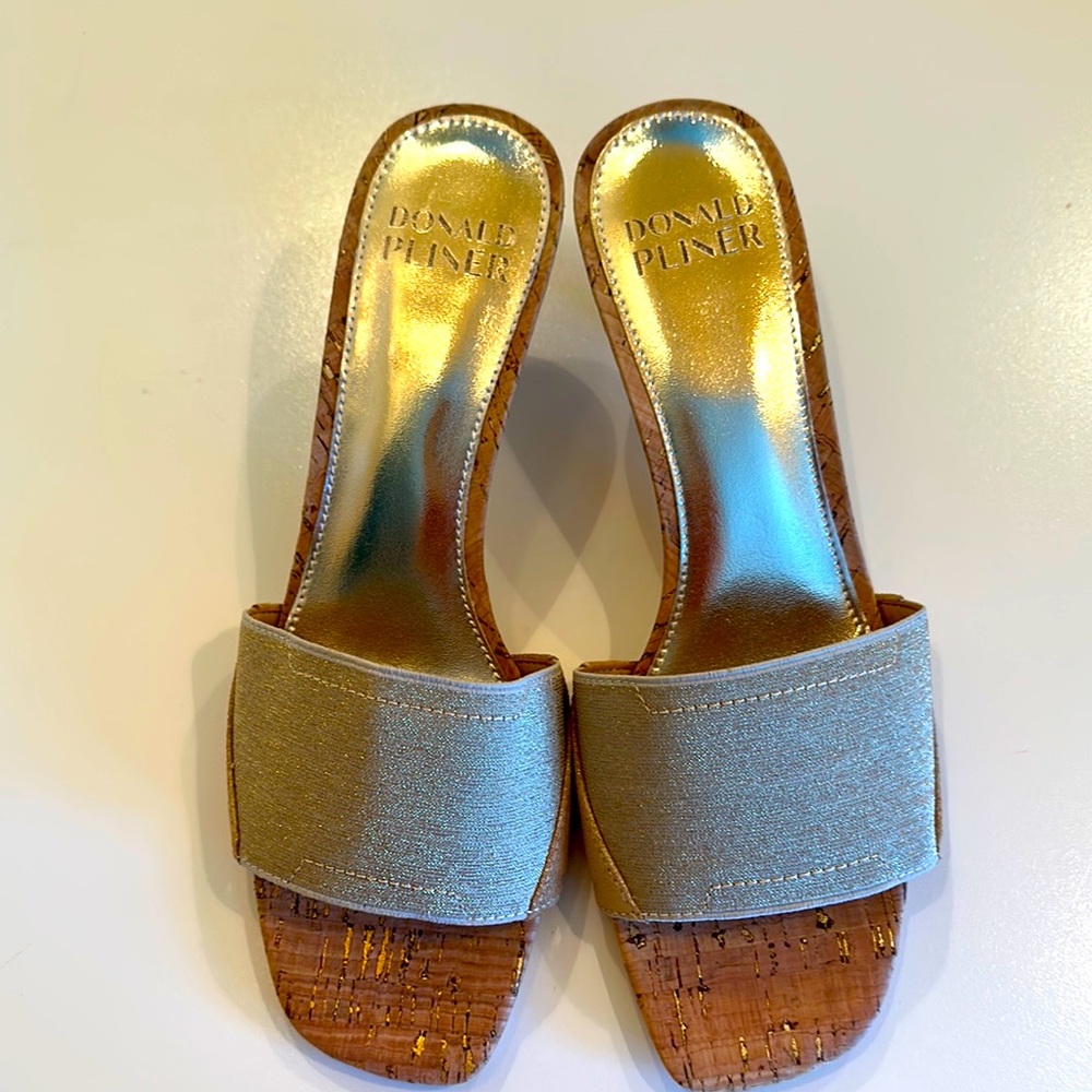 New Donald J. Pliner Gold Sandals Elegant Slip-On. Size 7.5.